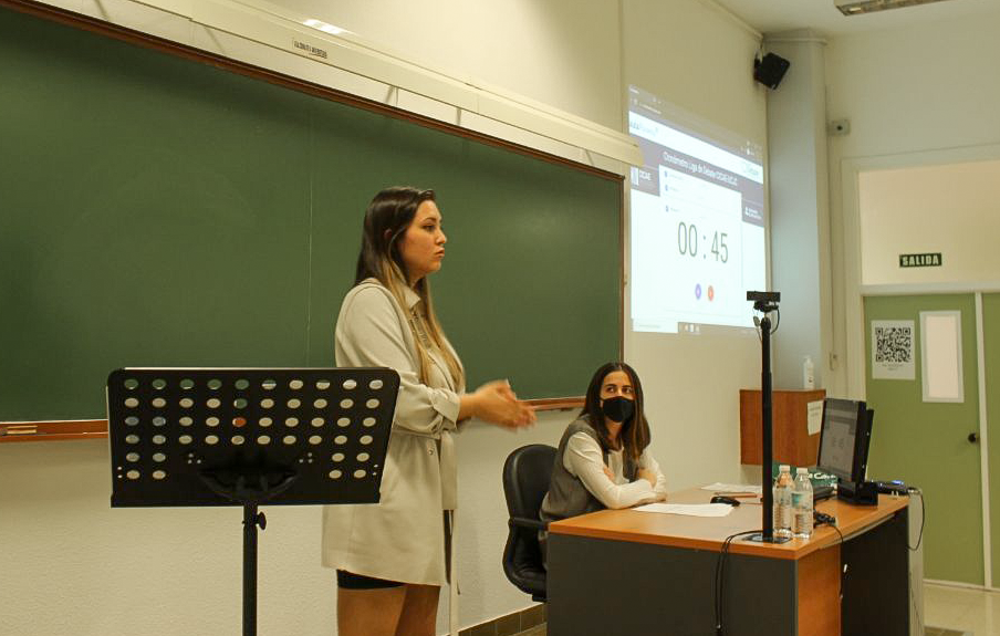 Paula Lacave debatiendo en el II Torneo Interno