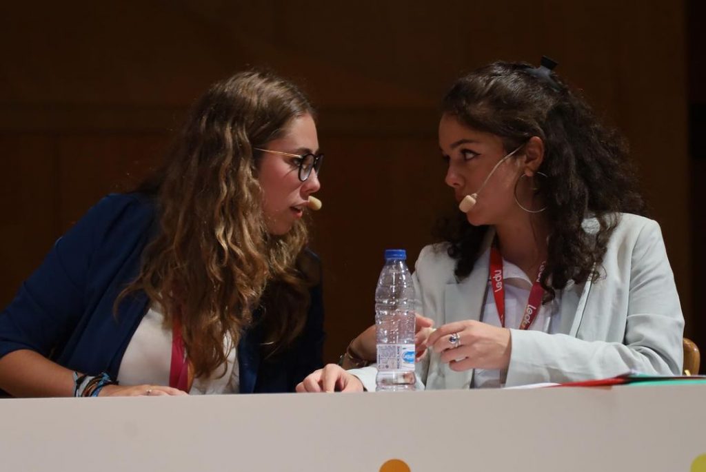 Belén y Elena en la X Liga Española de Debate Universitario