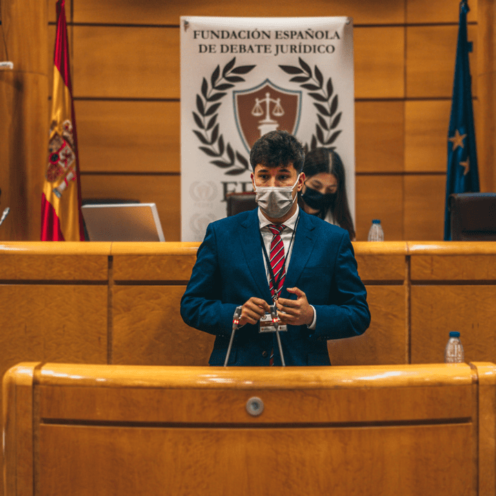 Rubén Martín debatiendo en el senado