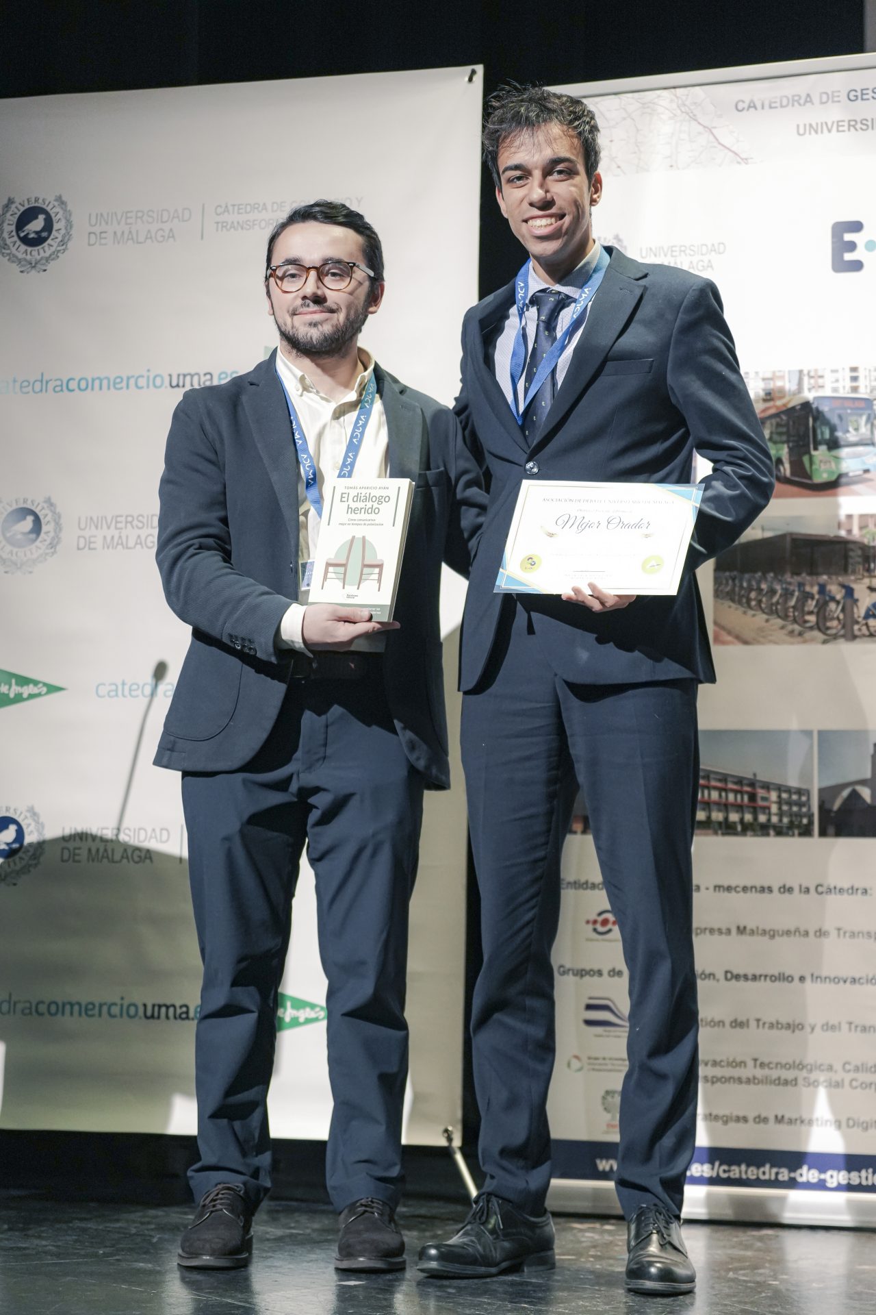 Tomás Aparicio entrega el premio de mejor orador a Pablo Echegaray